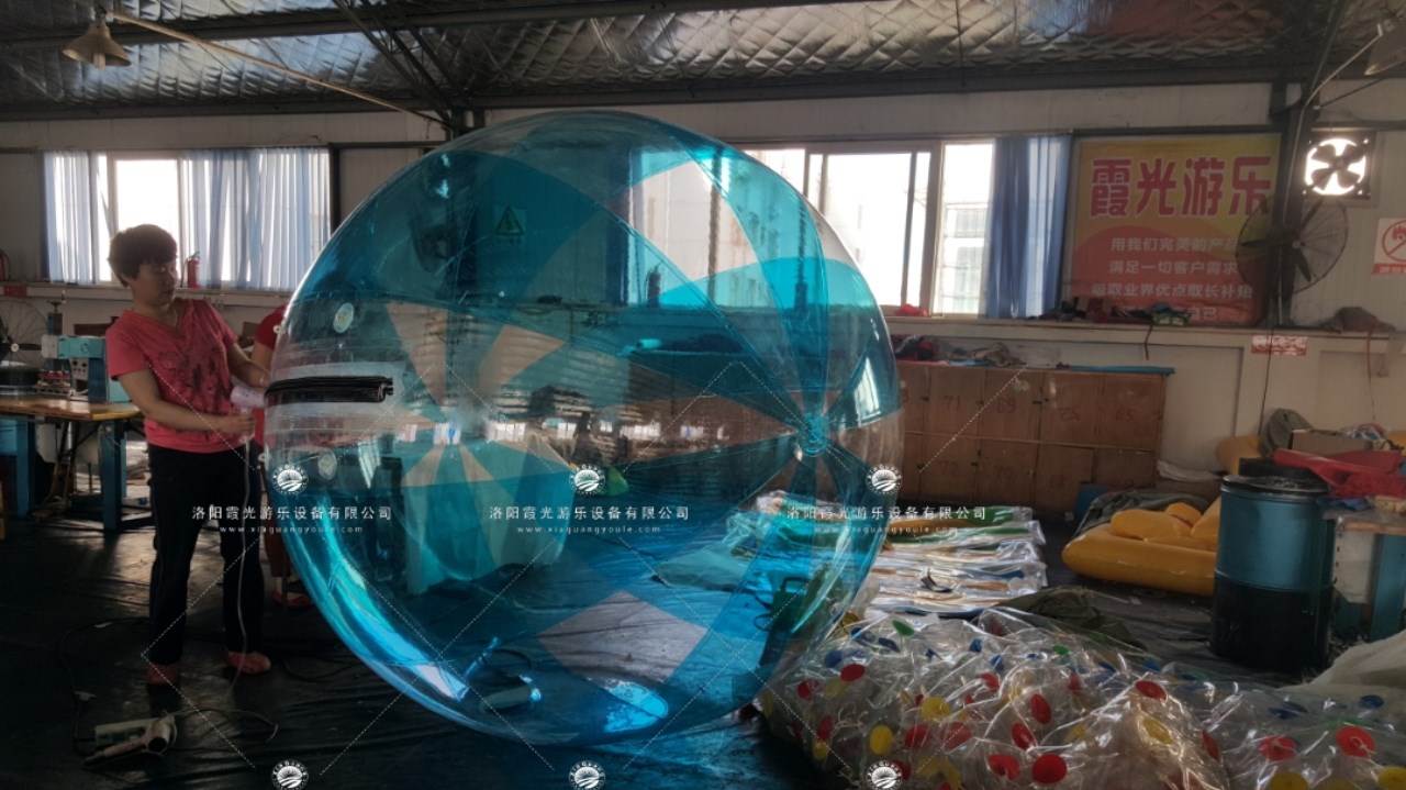 台江蓝色透明水上步行球